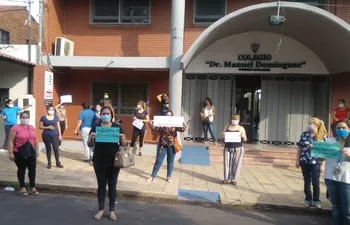Manifestación frente al colegio Manuel Domínguez de Luque