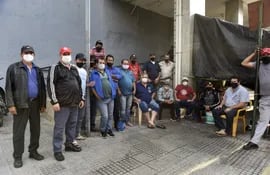 Choferes acamparon frente a la sede del MOPC para exigir que no sean desamparados por el Gobierno ante el cierre de empresas de transporte.