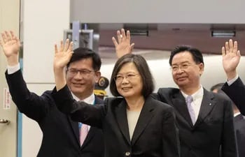 La presidenta de Taiwán, Tsai Ing-wen (C) inicia gira por Centroamérica donde le quedan pocos aliados diplomáticos a la isla democrática.  (EFE/EPA)