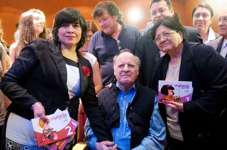 Quino junto a María Gloria Pereira y Vidalia Sánchez en el lanzamiento de “Mafalda guaraníme”.