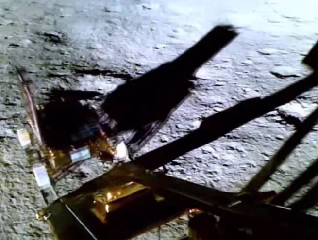 Un breve vídeo publicado por ISRO en su cuenta de Instagram muestra cómo poco después de que la misión atarrizase cerca del polo sur de la Luna este 23 de agosto, Pragyan descendió por la rampa desplegada desde el módulo de aterrizaje para llegar al suelo y dejar sus primeras rodadas en la superficie lunar.