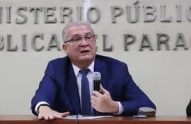 Emiliano Rolón, fiscal general del Estado, dice que no pueden avanzar porque la viuda se niega a entregar el celular de Marcelo Pecci. EFE/ Nina Osorio