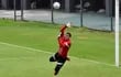 El portero de Paraguay, Santiago Rojas, salta para despejar un balón durante una sesión de entrenamiento en Asunción, el 16 de junio de 2023, antes de su partido amistoso de fútbol de la FIFA contra Nicaragua el próximo 18 de junio.