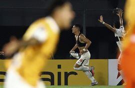 Guillermo Paiva (L) celebra el agónico segundo tanto de Olimpia, que significó llevar la serie contra Fluminense a los penales en la revancha de la Fase 3 de la Copa Libertadores.
