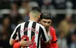 Miguel Almirón y Julio Enciso, a los abrazos al final del partido entre el Newcastle y el Brighton.