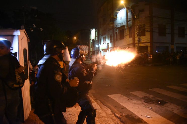 La policía actuó de manera violenta para dispersar a los manifestantes.