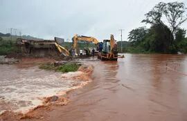 Después de cada lluvia importante el desborde del arroyo Capiibary deja sin camino a la zona alta de Abaí.