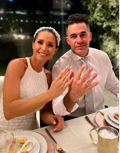 Chichi De Recalde e Iván Almeida mostrando felices sus anillos de casados.
