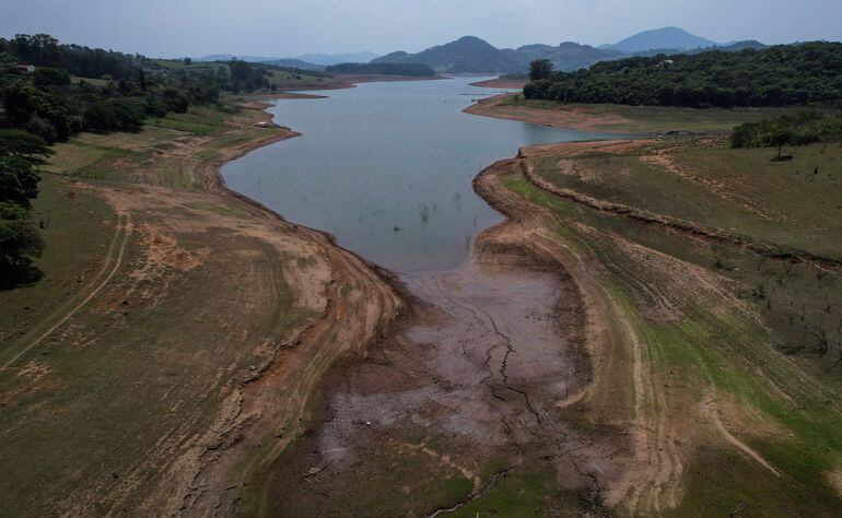 Fuentes oficiales y privadas coinciden en que la causa de la reducción de la producción del complejo Itaipú y de las demás centrales  hidroeléctricas de la región se debe a la extraordinaria bajante del río Paraná así como de la cuenca que lo alimenta.