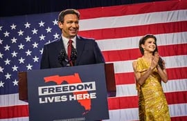 El gobernador de Florida, Ron DeSantis (i) junto a su esposa Casey DeSantis. El político podría dar batalla a Donald Trump por la candidatura por el partido Republicano para las elecciones de 2024.  (AFP)