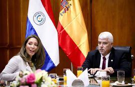 La secretaria de Estado de Comercio de España, Xiana Méndez, y el ministro de Obras Públicas y Comunicaciones, Arnoldo Wiens, reunidos el lunes en Asunción.