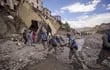 Integrantes de la Armada boliviana trabajan en una zona afectada por la crecida del río Irpavi en La Paz (Bolivia).