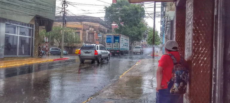 Ya en la siesta de este martes cayeron algunas gotas de lluvia en Asunción.
