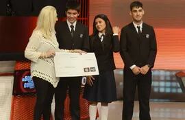 los-alumnos-ganadores-del-colegio-nacional-republica-oriental-del-uruguay-de-general-artigas-reciben-su-premio-de-g-15-000-000-de-manos-de-la-escr-192212000000-1653408.jpg