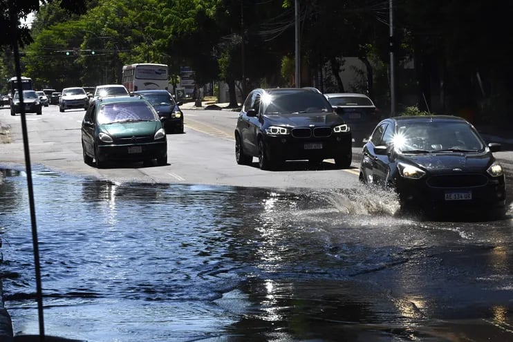 Gran cantidad de agua sobre la avenida Mariscal López y la calle Rodó. Conductores deben bajar la velocidad y desviar desde hace días.