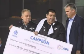 Rubén Di Tore y Horacio Cartes, tras la consagración de Libertad en el Torneo Apertura 2022.