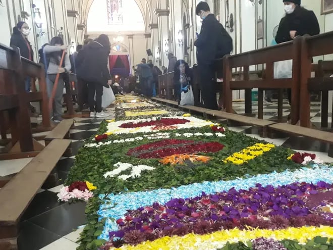 Pétalos de flores conducen al altar de la Catedral de San Lorenzo.