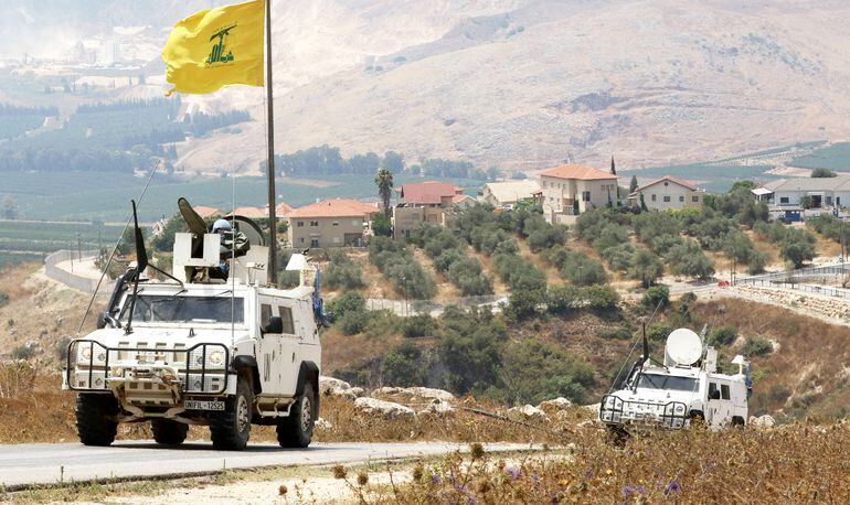 Vehículos de las fuerzas de paz de las Naciones Unidas apostadas en la zona en conflicto patrullan  la frontera entre el Líbano e Israel.