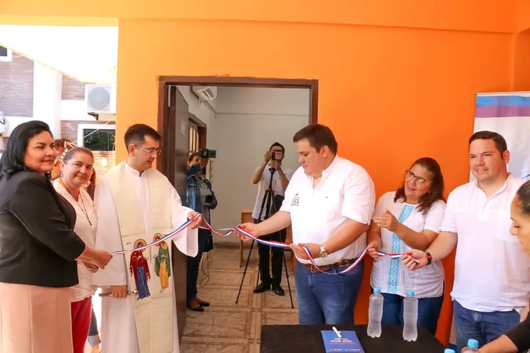Autoridades departamentales y religiosas durante la inauguración del Centro de Adicción en Villarrica.