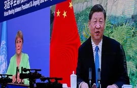 El presidente chino Xi Jinping y la Alta Comisionada de la ONU para los Derechos Humanos, Michelle Bachelet, conversan por videoconferencia este miércoles.