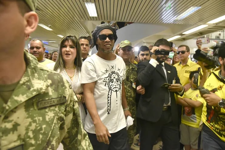 Dalia López consiguió movilizar al esquema de seguridad oficial durante el viaje de Ronaldinho a nuestro país. Aquí los escoltan oficiales de la Fuerza Aérea.