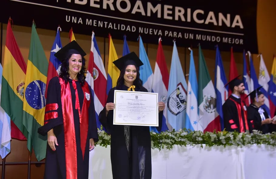 La rectora de la Universidad Iberoamerica, Dra. Sanie Romero de Velázquez, con una de las flamantes egresadas de la promoción 2022.