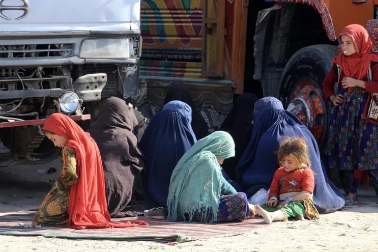 Régimen talibán provoca retroceso en la educación de los niños en Afganistán, según HRW