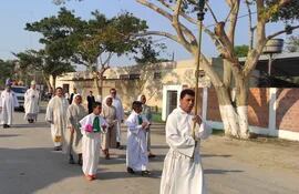 El obispo Gabriel Escobar y los sacerdotes de la zona encabezan la procesión del santo patrono. Fue esta mañana en Puerto Casado.