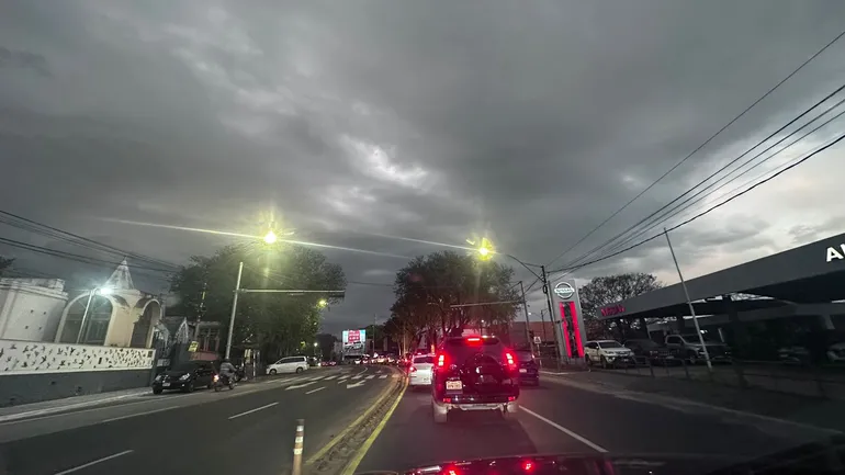 Amanecer gris de este martes sobre la avenida Mariscal López, en la ciudad de Asunción. Meteorología anuncia temporales intensos para lo que resta de la jornada.