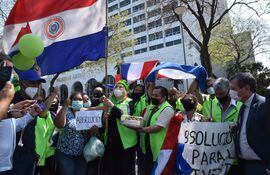 María Esther Roa celebró su absolución con sus compañeras de la organización "Somos Anticorrupción Paraguay".