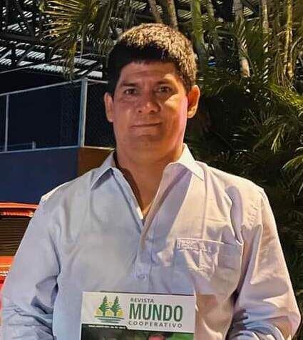El docente de la Escuela Fray Luis Bolaños de Caazapá, Héctor López Espínola, acusado de acosar una alumna de 12 años.