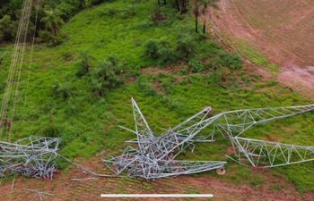 El sistema de transmisión y distribución de la ANDE sigue sufriendo los embates del viento. Ayer, en en el Guairá, entre Villarica y Ñumí, cayeron cinco columnas. El 13 de octubre del año pasado derribó colosales torres de la línea de 500 kV que vincula Itaipú con Villa Hayes.