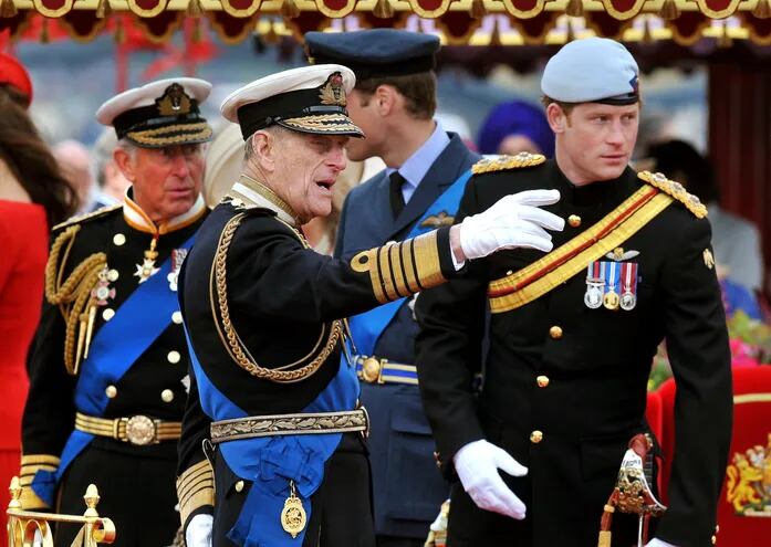 En esta foto de archivo, de izquierda a derecha, miembros de la familia real: Príncipe Carlos de Gales, príncipe Felipe de Edimburgo, el príncipe Guillermo (detrás de Felipe) y el príncipe Enrique. Estos dos últimos caminarán separados en el último adiós a su abuelo. AFP.