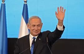El exprimer ministro y líder del partido Likud, Benjamin Netanyahu, saluda a sus seguidores. Ganó las elecciones legislativas en Israel y se acerca su regreso al poder.  (AFP)