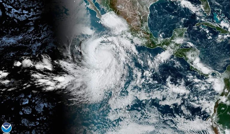 Fotografía satelital de la Oficina Nacional de Administración Oceánica y Atmosférica (NOAA) a través del Centro Nacional de Huracanes (NHC) de Estados Unidos donde se muestra la localización del huracán Jova en el Pacífico mexicano.  (EFE/NOAA-NHC)