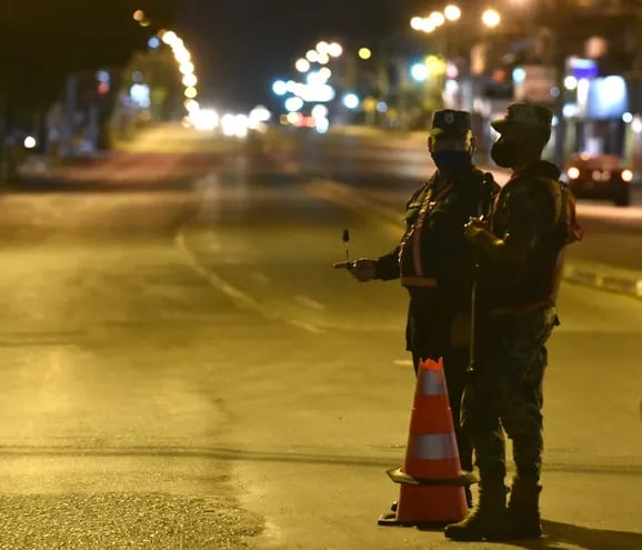 Militares y policías controlan debajo del viaducto de Calle Última durante la madrugada del domingo 14 de marzo de 2021.