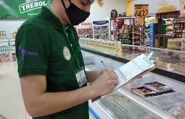 Un alumno de la Universidad Nacional del Este cuando colectaba el precio de los productos en un supermercado de Ciudad del Este.