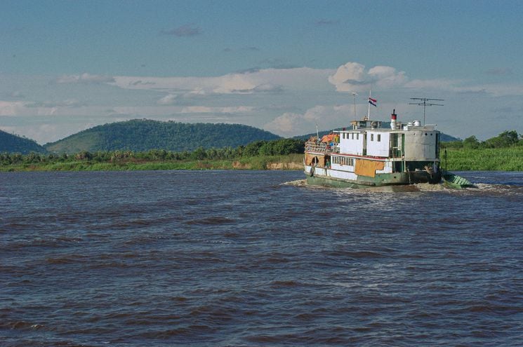 Una embarcación surca el río Paraguay a su llegada al Pantanal.