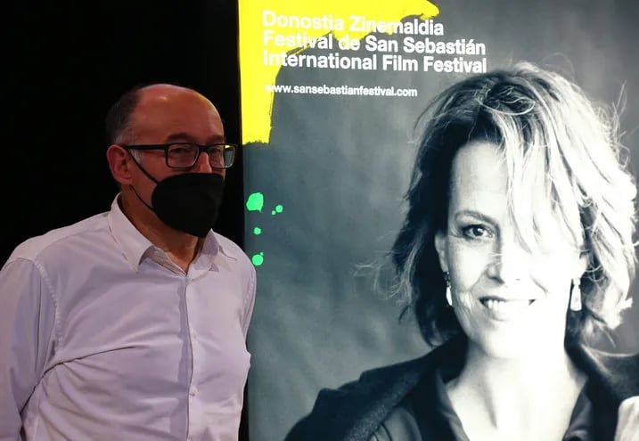 El director del Festival de Cine de San Sebastián, José Luis Rebordinos, junto al cartel oficial de la 69 edición que tiene como imagen a la actriz Sigourney Weaver.