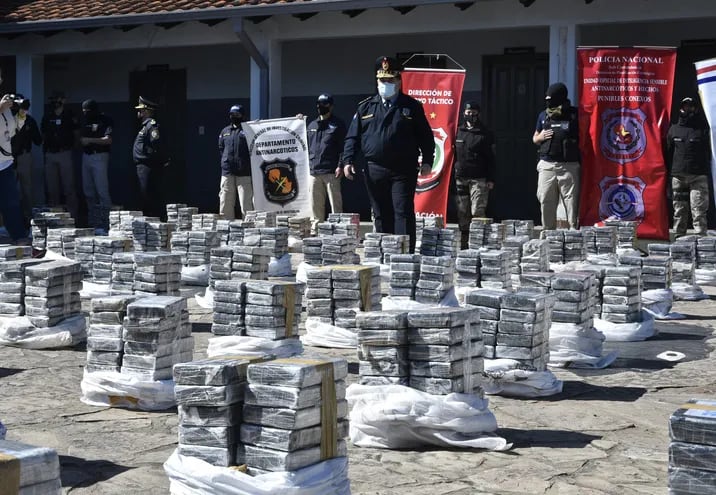 El comandante de la Policía Nacional Luis Arias (centro) revisa alguno de los paquetes de cocaína, que fueron expuestas esta mañana en el predio de la Fuerza de Operaciones Policiales Especiales (FOPE), en el barrio Tacumbú de la capital.