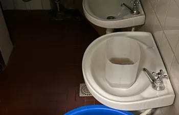 Según la denuncia, de esta manera se deben usar los baños del policlínico municipal de Asunción, con baldes cargados con agua y a oscuras.