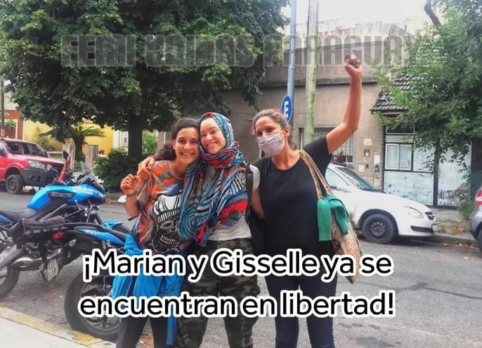 Las jóvenes paraguayas prófugas de la Justicia Mariángela Abdala y Giselle Ferrer (i) recuperan su libertad en Bs. As.