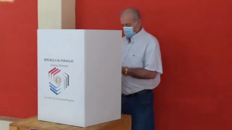 Ramón González Daher, durante el proceso de votación.