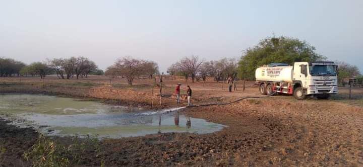 Esta es la constante en el distrito de Fuerte Olimpo, donde también se acarrea agua a los pequeños ganaderos para salvar a los animales tanto vacunos como salvajes.