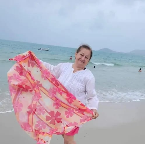 Vicenta Eusebia Petter Minck, madre de la senadora Noelia Cabrera Petters, disfrutando de la playa. En Paraguay cobra desde este año pensión alimentaria para adultos en situación de pobreza.