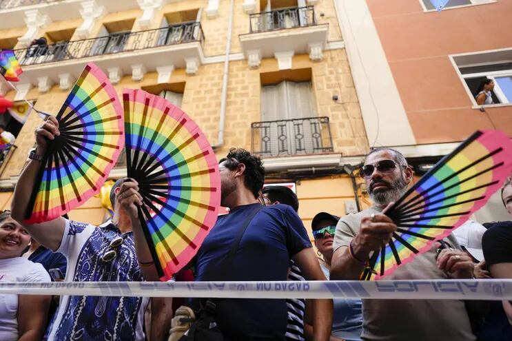 Grupos de personas acuden a la carrera de tacones presentada por Chumina Power durante las fiestas del Orgullo LGBTI, en el barrio de Chueca, en Madrid.