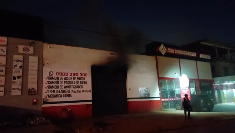 El incendio se registró en el interior de un taller mecánico.