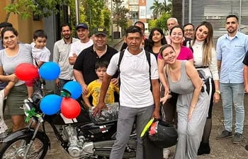 Vecinos del condominio y la ciudadanía en general se unieron para dar un regalo a Pablino Duarte. Una motocicleta 0 kilómetros con todos los documentos a su nombre.