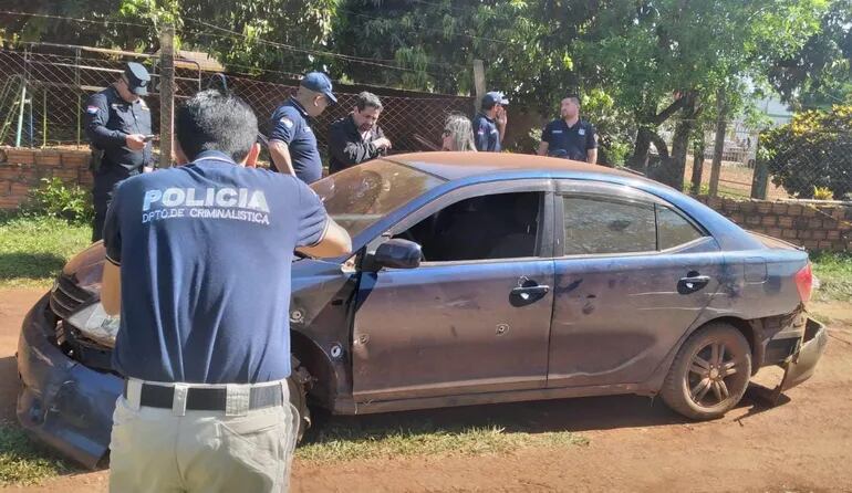 El automóvil de la pareja fue acribillado por los policías.