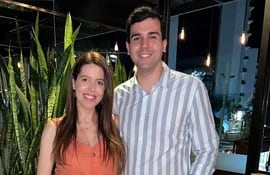 El funcionario “investigador” Patricio Vallejos y su esposa Sara Irún, ministra de Sedeco.